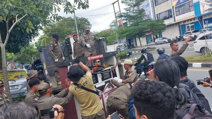 Satpol PP Balikpapan Bersama tim gabungan saat melakukan penertiban pom mini pada hari Kamis (25/4/2024). Foto: BorneoFlash/Niken Sulastri