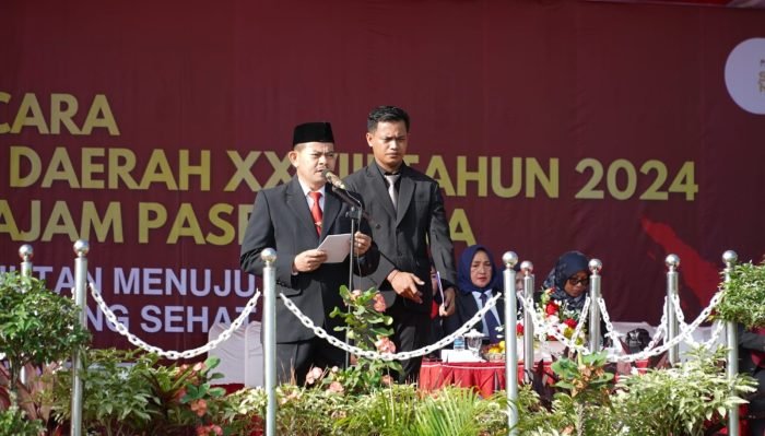 Sekda Kabupaten PPU Tohar saat membacakan pesan penting dari Mendagri dalam upacara peringatan Hari Otonomi Daerah ke-XXVIII tahun 2024, di Lapangan Kantor Bupati pada Kamis (25/4/2024) pagi. Foto: IST/DiskominfoPPU
