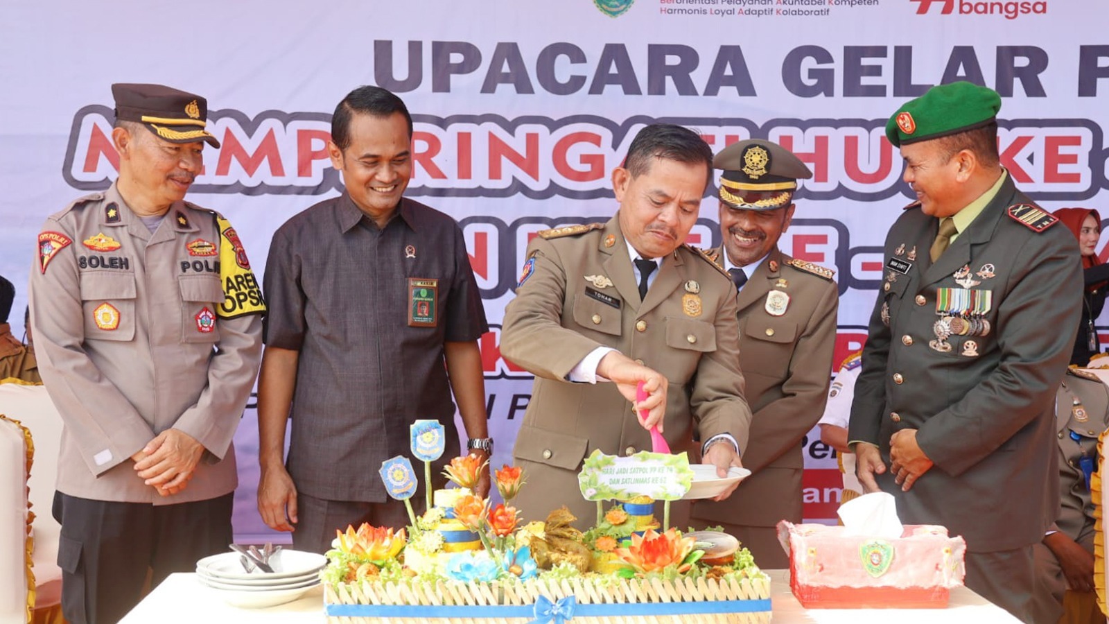 Sekda Kabupaten PPU, Tohar saat pemotongan tumpeng dalam kegiatan upacara HUT Ke-62 Satpol PP pada Selasa, (30/4/2024) pagi. Foto: IST/DiskominfoPPU