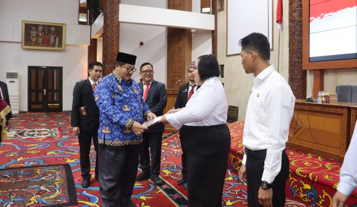Sekda Kubar Ayonius menyerahkan SK kepada Calon PPPK Jabatan Fungsional Guru tahun 2023 pada satuan pendidikan Kabupaten Kubar tahun 2024 di Gedung ATJ, Kamis (25/04/2024) pagi. Foto: BorneoFlash/IST