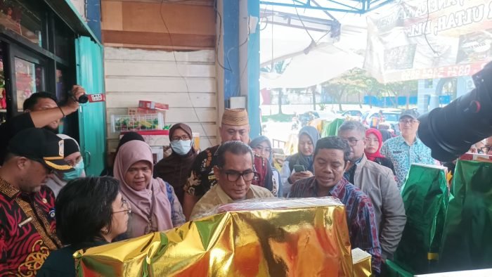 Sekretaris Daerah (Sekda) Kota Balikpapan, Muhaimin saat sidak di salah satu toko di kawasan Balikpapan Baru, pada hari Kamis (4/4/2024). Foto: BorneoFlash/Niken Sulastri