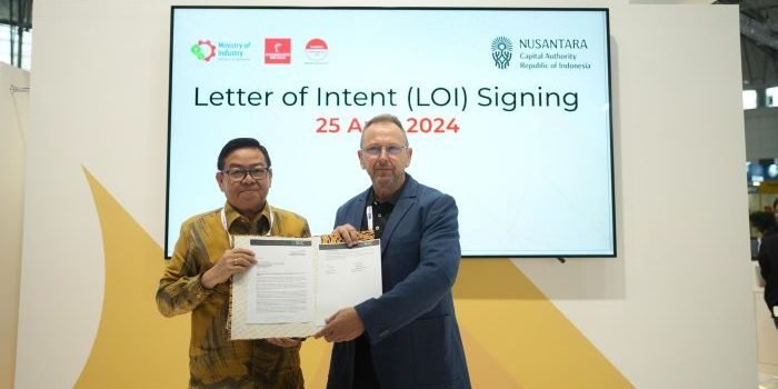 Sekretaris Otorita IKN Achmad Jaka Santos Adiwijaya Saat menerima langsung LoI dari SGC Holding Group yang diwakili oleh CEO SGC Group Nicola Pinto-Tironi dan TechnoGIS yang diwakili oleh CEO TechnoGIS Sarono. di Hannover, Jerman, pada Kamis (25/04/2024).