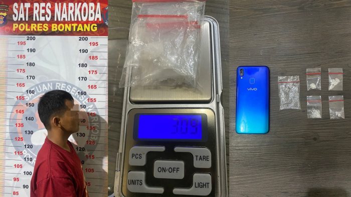 Seorang remaja berinisial DS ditangkap tim Reskoba Polres Bontang dengan barang bukti narkoba jenis sabu pada Kamis (18/04/2024) dini hari. Foto: HO/Humas Polda Kaltim