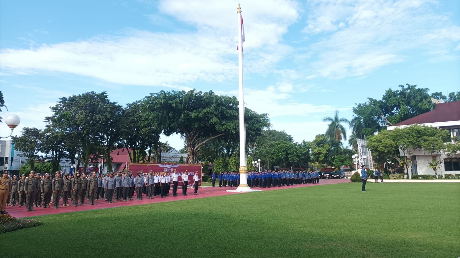 Upacara Peringatan Hari Otonomi Daerah XXVIII Tahun 2024, di gelar di Halaman Balai Kota Balikpapan, pada hari Kamis (25/4/2024). Foto: BorneoFlash/Niken Sulastri
