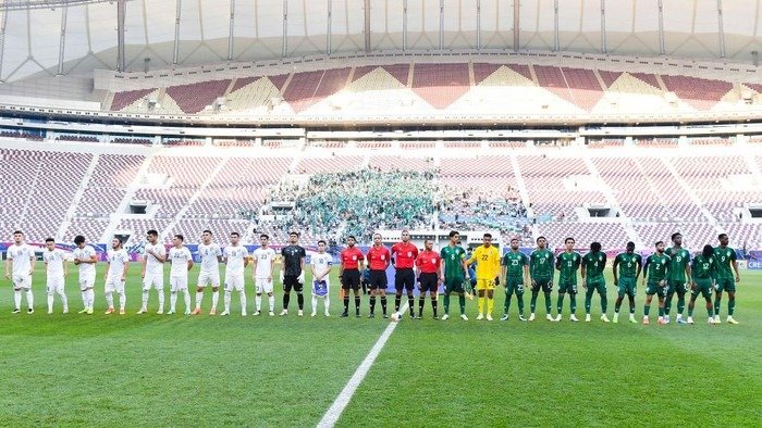 Uzbekistan (kostum putih) berhasil mengalahkan Arab Saudi dengan skor 2-0 di perempatfinal Piala Asia U-23 2024 pada pada Jumat (26/4/2024) malam WIB. Foto: IST/NurPhoto via Getty Images