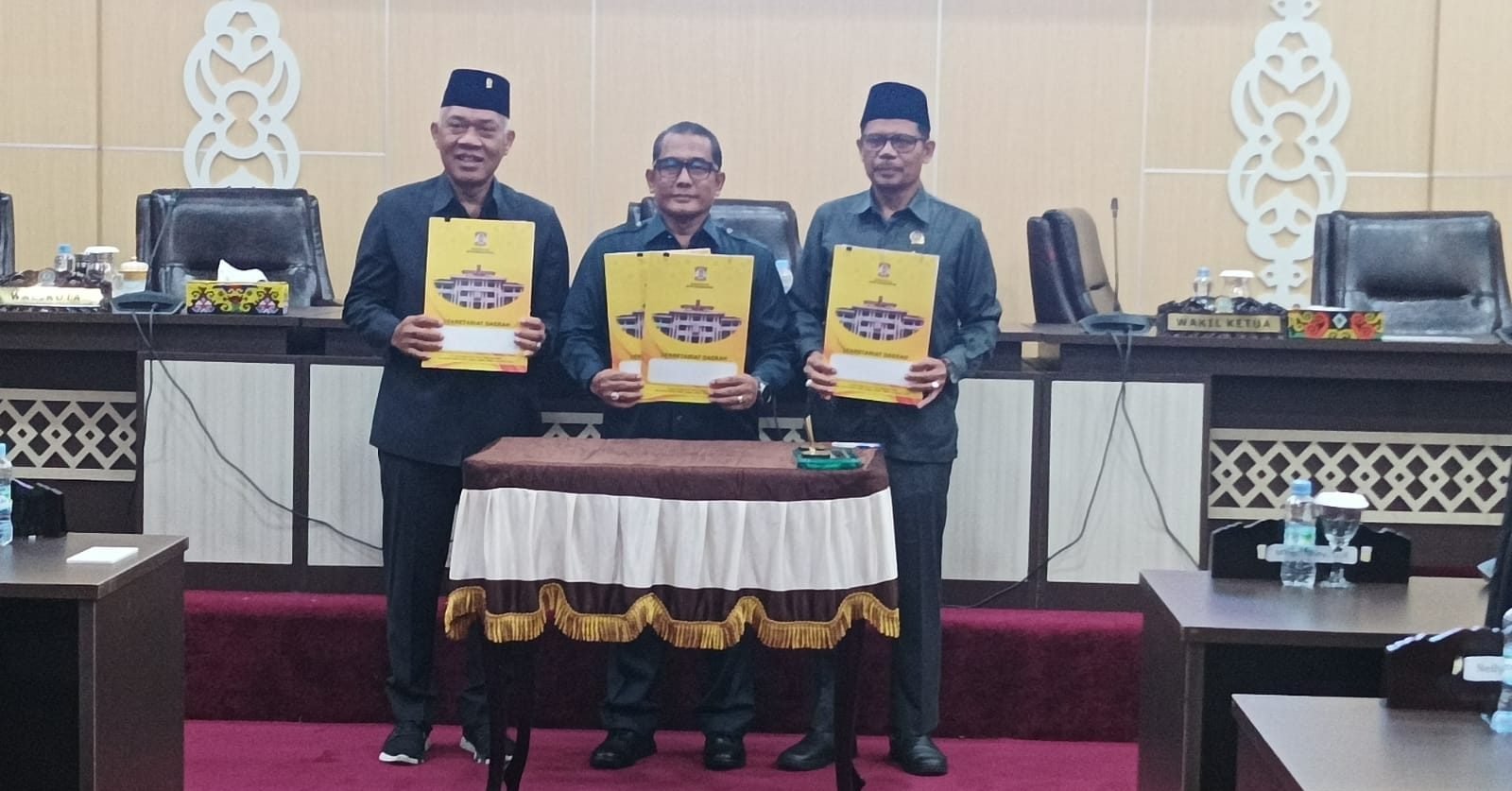 Wakil Ketua DPRD Balikpapan Budiono, Sekretaris Daerah (Sekda) Kota Balikpapan H. Muhaimin dan Wakil Ketua DPRD Balikpapan Laisa Hamisah, Usai penandatangan berita acara pembicaraan tingkat I, pada hari Rabu (24/4/2024). Foto: BorneoFlash/Niken Sulastri