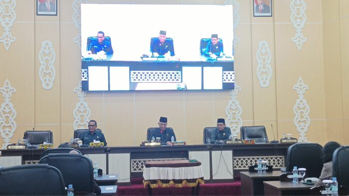 Wakil Ketua I DPRD Balikpapan Budiono Pimpin Rapat paripurna Dewan Perwakilan Rakyat Daerah (DPRD) Kota Balikpapan, di Ruang Rapat Paripurna DPRD Balikpapan, pada hari Rabu (24/4/2024).  Foto: BorneoFlash/Niken Sulastri