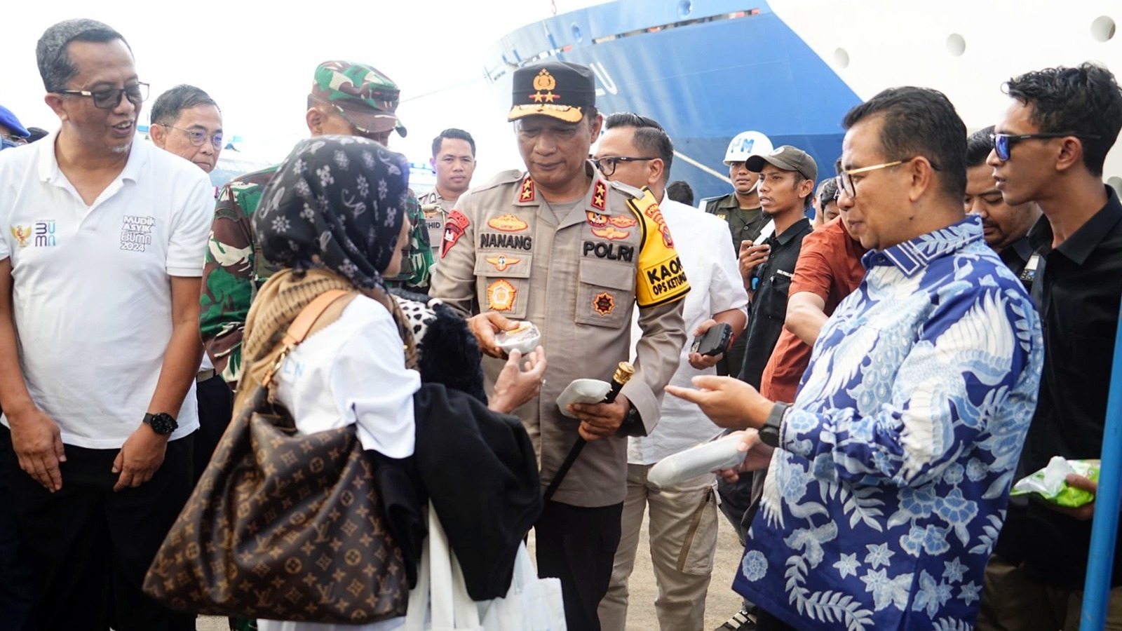 Saat melepas para pemudik, Pj. Gubernur Kaltim, Kapolda dan Pangdam menyempatkan berbagi takjil kepada para pemudik. Foto: HO/Humas Polda Kaltim