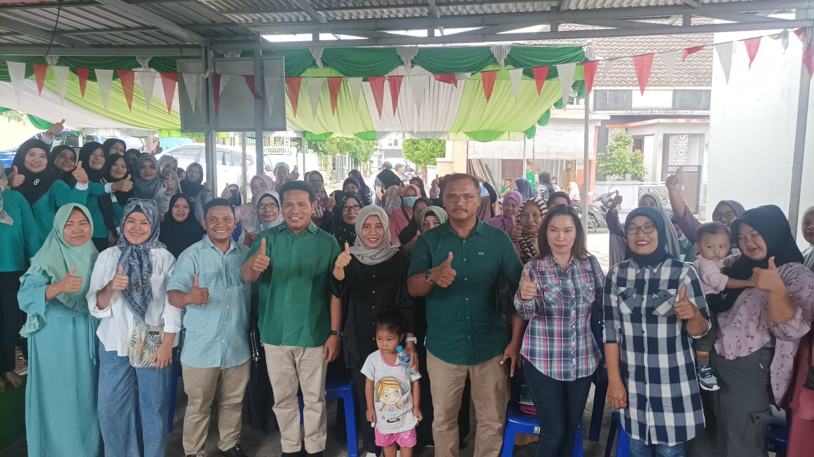 Anggota DPRD Provinsi Kaltim, Syafruddin, S.Pd, saat memberikan Sosialisasi Penyebarluasan Perda Nomor 5 Tahun 2019 Tentang Penyelenggaraan Bantuan Hukum, di lingkungan RT 51 Kelurahan Gunung Samarinda, Kecamatan Balikpapan Utara, pada hari Sabtu (11/5/2024). Foto: BorneoFlash/Niken Sulastri