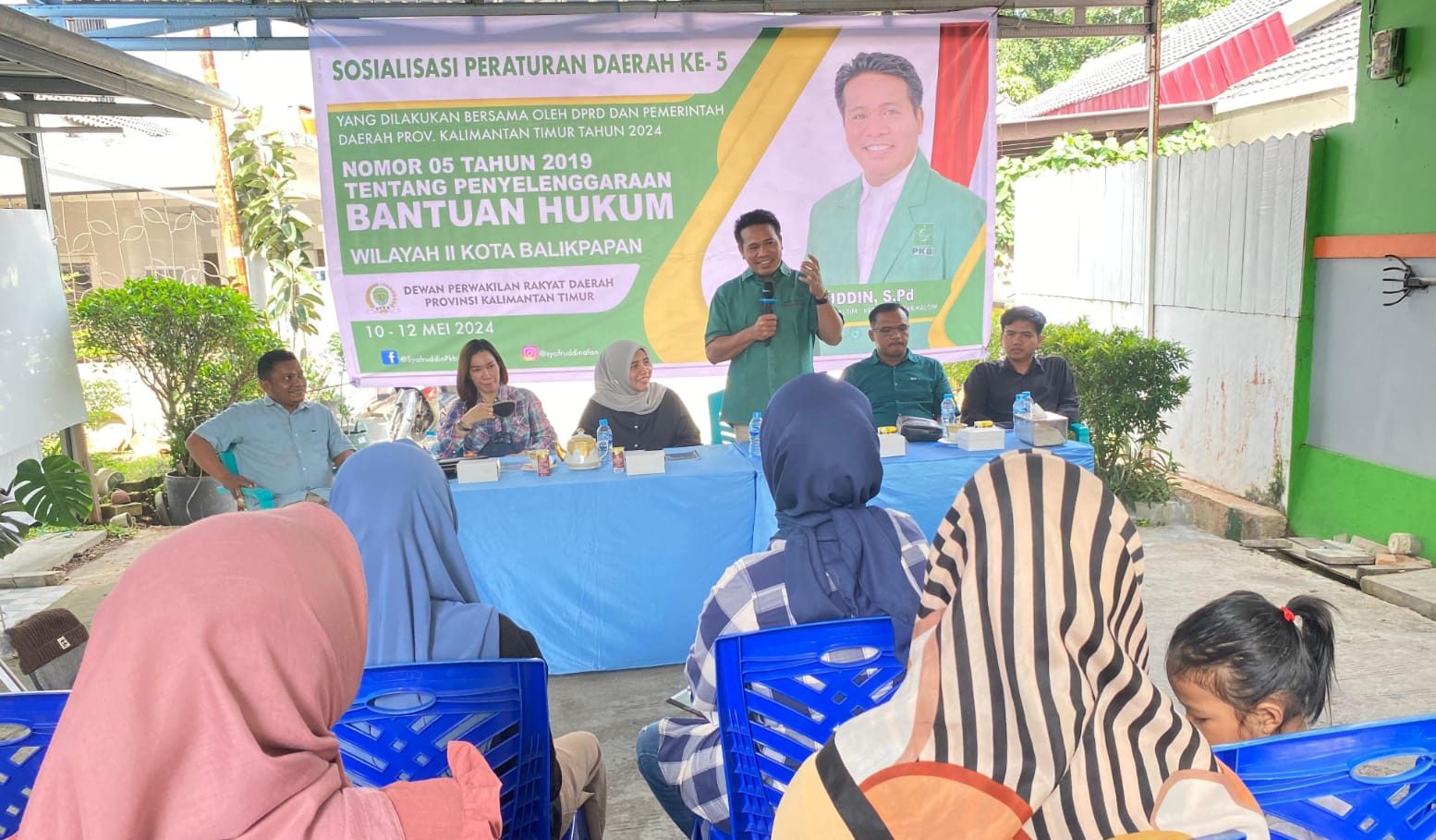 Anggota DPRD Provinsi Kaltim, Syafruddin, S.Pd, saat memberikan Sosialisasi Penyebarluasan Perda Nomor 5 Tahun 2019 Tentang Penyelenggaraan Bantuan Hukum, di lingkungan RT 51 Kelurahan Gunung Samarinda, Kecamatan Balikpapan Utara, pada hari Sabtu (11/5/2024). Foto: BorneoFlash/Niken Sulastri