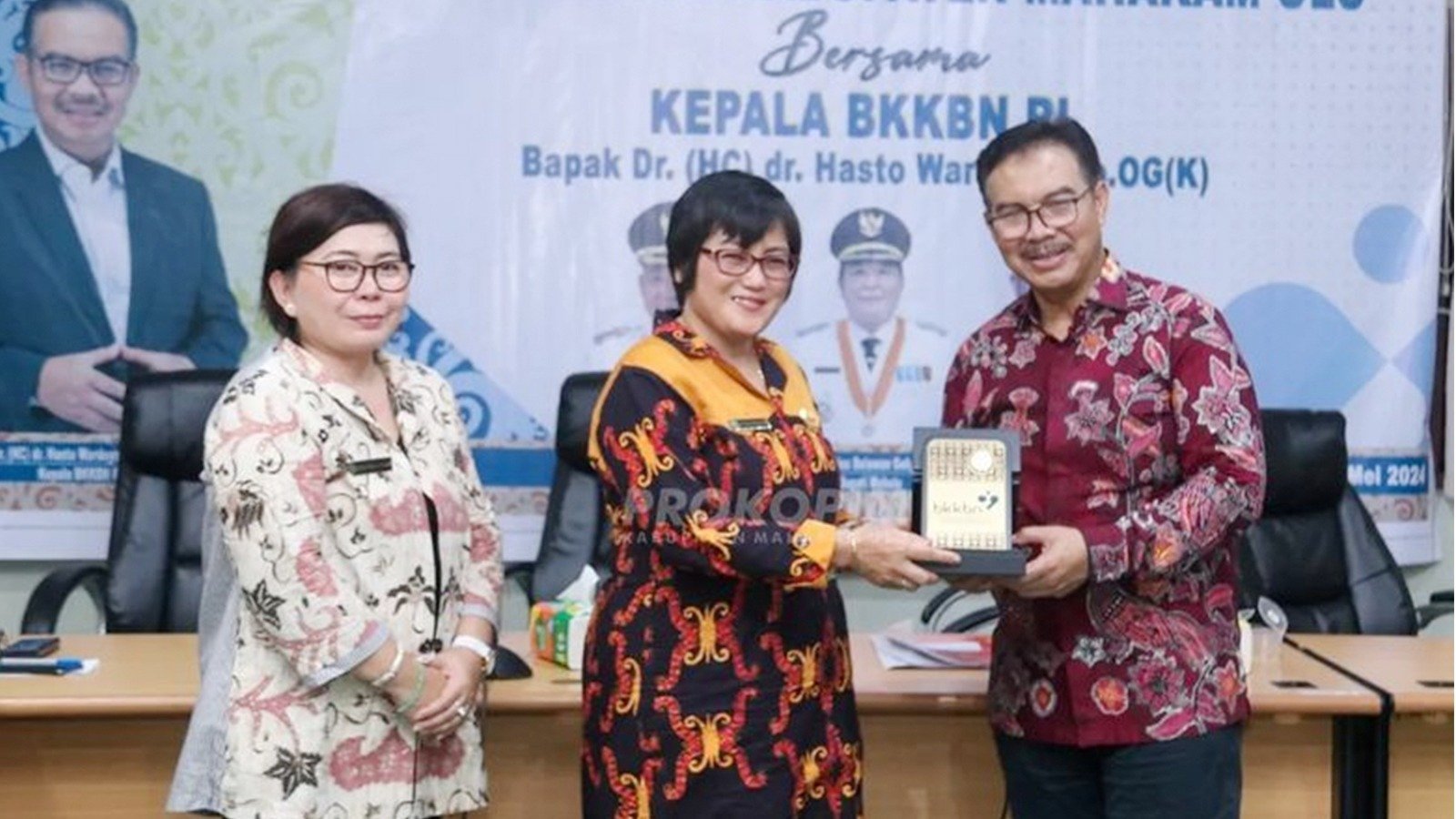 Asisten Bidang Administrasi Umum (Asisten III) Sekretariat Daerah Kristina Tening berikan cendera mata kepada Kepala BKKBN RI Hasto Wardoyo, di Ruang Rapat Bappelitbangda pada Sabtu (11/05/2024). Foto: HO/Prokopim Mahulu