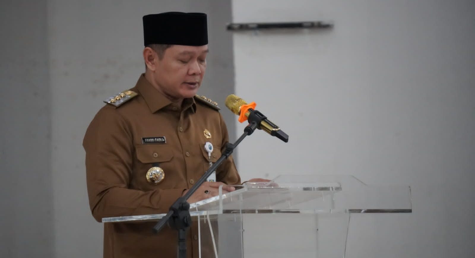 Bupati Paser Fahmi Fadli saat acara pelepasan calon Jamaah haji asal Kabupaten Paser, di Gedung Awa Mangkuruku, Tanah Grogot pada Senin (27/5/2024). Foto: HO/Media Center Paser