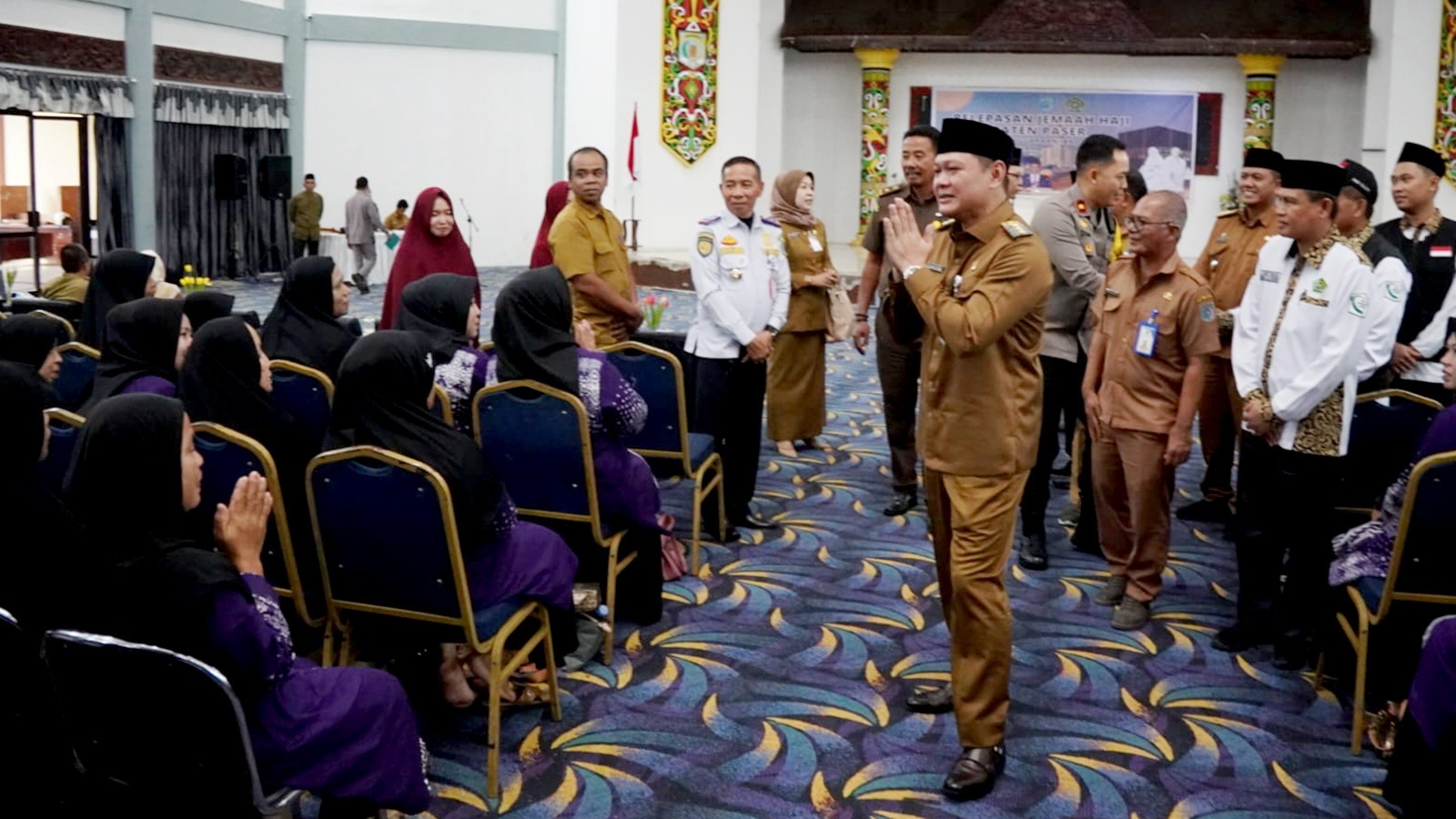 Bupati Fahmi Fadli saat acara pelepasan sebanyak 242 calon haji asal Kabupaten Paser, di Gedung Awa Mangkuruku, Tanah Grogot pada Senin (27/5/2024). Foto: HO/Media Center Paser