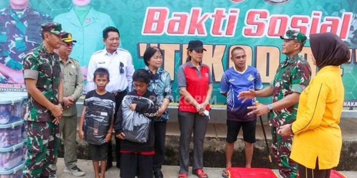 Bupati Mahulu Bonifasius Belawan Geh bersama Istri,  mendampingi Kunker Pangdam VI/Mulawarman (Mlw) Mayjen TNI Tri Budi Utomo beserta Ibu Ketua Persit Daerah VI Mlw dan langsung menuju ke posko banjir pada Rabu (22/5/2024). Foto: HO/Prokopim Mahulu