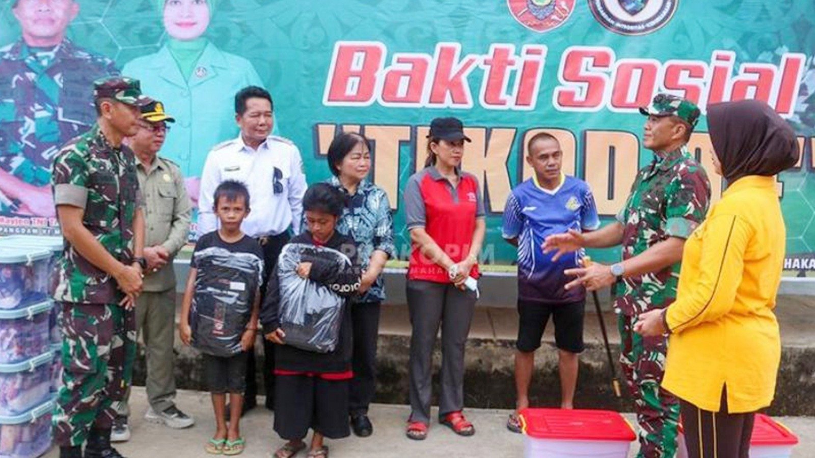 Bupati Mahulu Bonifasius Belawan Geh bersama Istri,  mendampingi Kunker Pangdam VI/Mulawarman (Mlw) Mayjen TNI Tri Budi Utomo beserta Ibu Ketua Persit Daerah VI Mlw dan langsung menuju ke posko banjir pada Rabu (22/5/2024). Foto: HO/Prokopim Mahulu