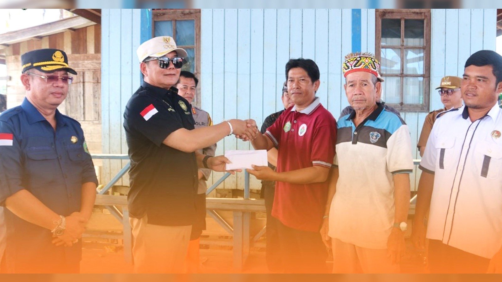 Bupati Mahulu Bonifasius Belawan Geh,menyerahkan bantuan dana kegiatan gotong royong yang diterima oleh masing–masing Petinggi Kampung pada Selasa (21/05/2024). Foto: HO/Prokopim Mahulu