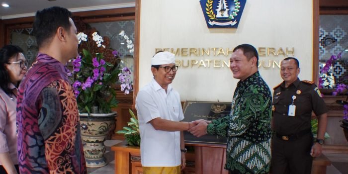 Bupati Paser Fahmi Fadli saat berkunjung dalam rangka studi tiru ke MPP milik Pemkab Badung Bali, Selasa (28/5/2024). Foto: HO/Media Center Paser
