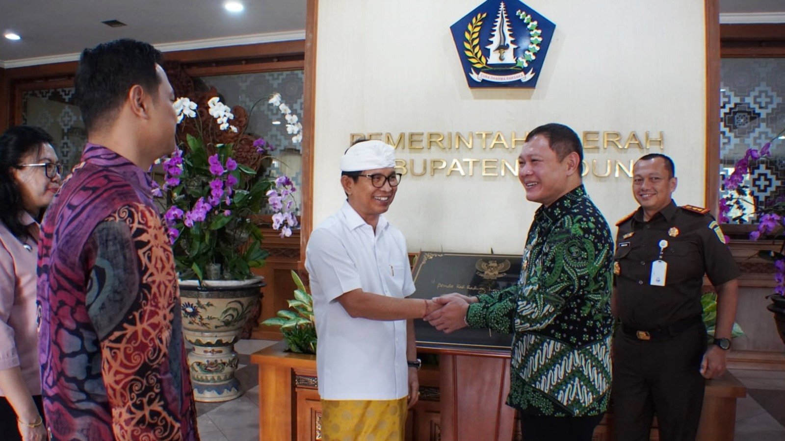 Bupati Paser Fahmi Fadli saat berkunjung dalam rangka studi tiru ke MPP milik Pemkab Badung Bali, Selasa (28/5/2024). Foto: HO/Media Center Paser