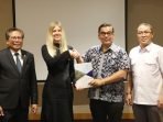 Deputi Bidang Transformasi Hijau dan Digital Otorita IKN, Prof. Mohammed Ali Berawi bersama VP of Global Markets di Sergek, Alyona Tkachenko. Foto: HO/Humas OIKN