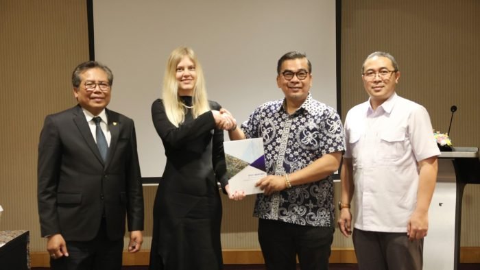 Deputi Bidang Transformasi Hijau dan Digital Otorita IKN, Prof. Mohammed Ali Berawi bersama VP of Global Markets di Sergek, Alyona Tkachenko. Foto: HO/Humas OIKN