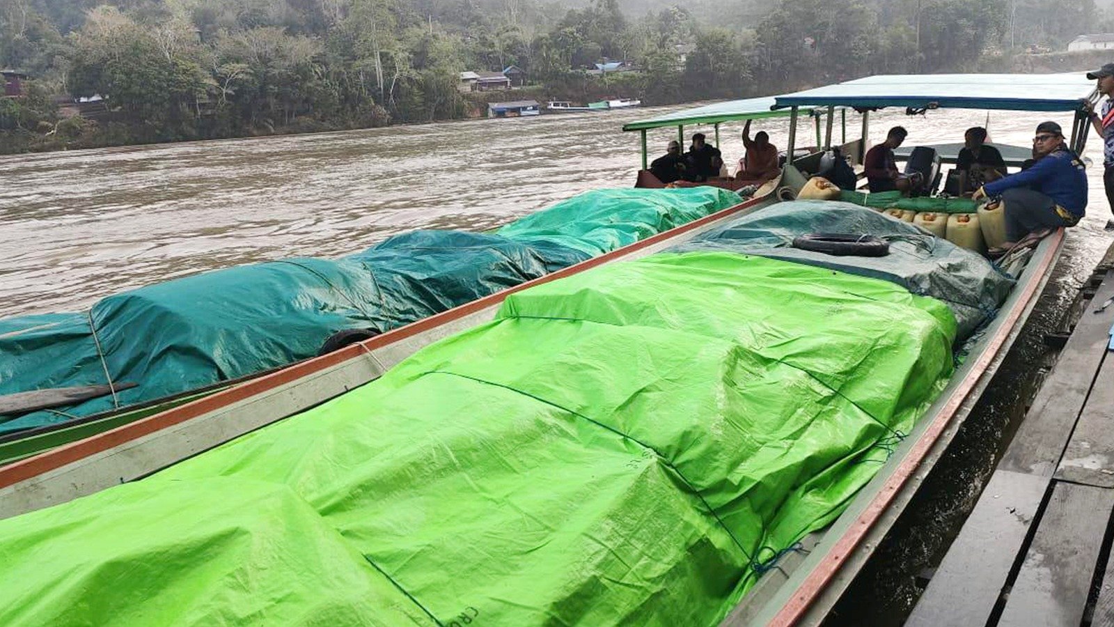 Pasca Banjir, Polres Mahulu Kawal Dua Unit Long Boat Bansos ke Long Apari dan Long Pahangai 
