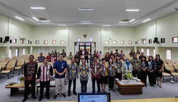 Forum Konsultasi Publik (FKP) yang dilaksanakan oleh Dinas Sosial Kabupaten Kutai Barat di Ruang Rapat Bapeda Litbang Lt II pada Kamis (30/5/2024). Foto: BorneoFlash/IST