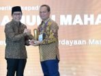 GM Zona 8 Subholding Upstream Pertamina Regional 3 Setyo Sapto Edi (kanan) menerima Penghargaan CSR & PDB Awards 2024 yang diserahkan langsung oleh Menteri Desa PDTT Abdul Halim Iskandar di Hotel The Westin Jakarta pada Selasa (7/5/2024). Foto: HO/PHI