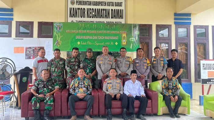 Kapolsek Damai IPDA Hariyo Jipang Panolan menghadiri Halal bihalal sekaligus Acara Panen dan Tanam Sayur di Kampung Damai Seberang Kecamatan Damai Kutai Barat Kapolsek Damai IPDA Hariyo Jipang Panolan menghadiri Halal bihalal sekaligus Acara Panen dan Tanam Sayur di Kampung Damai Seberang Kecamatan Damai Kutai Barat, Selasa (30/4/2024). Foto: HO/Humas Polda Kaltim