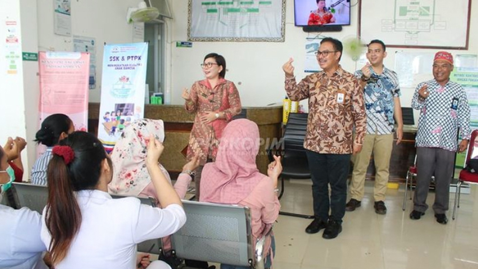 Kepala Badan Kependudukan dan Keluarga Berencana Nasional (BKKBN) RI Dr. (HC) dr. Hasto Wardoyo, Sp.OG(K)., dalam lawatannya ke Kabupaten Mahulu melakukan kunjungan ke Puskesmas Ujoh Bilang, Minggu (12/05/2024). Foto: HO/Prokopim Mahulu
