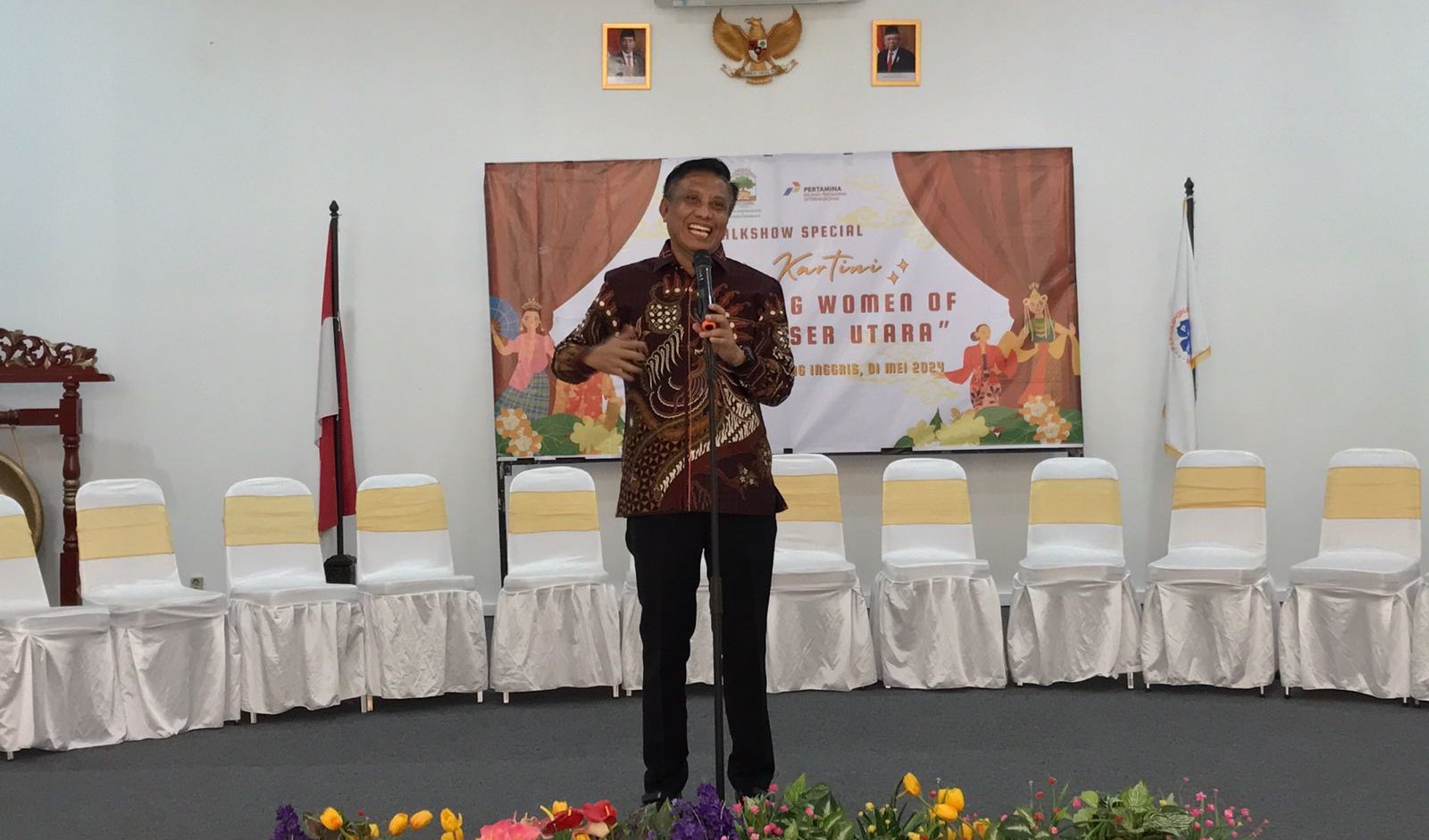Kepala Dinas Pendidikan, Pemuda dan Olahraga Kabupaten PPU Andi Singkeru, mewakili Penjabat (Pj) Bupati PPU Makmur Marbun Membuka kegiatan Talkshow, di Gedung Pertemuan di Kampung Inggris di Kilometer 14 Lawe-Lawe Kabupaten PPU, pada Rabu (1/5/2024). Foto: BorneoFlash/Irwan Ard