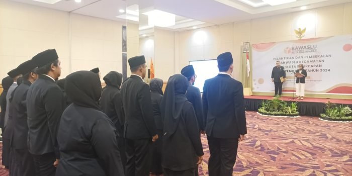 Ketua Bawaslu Kota Balikpapan, Wasanti saat melantik 18 Panwascam Se Kota Balikpapan, untuk Pilkada Tahun 2024, di Ballroom Platinum Hotel Kota Balikpapan, pada hari Jumat (24/5/2024). Foto: BorneoFlash/Niken Sulastri
