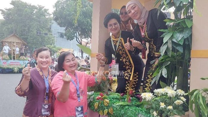 Ketua Dekranasda Kabupaten Mahulu Yovita Bulan Bonifasius menghadiri Acara Kirab Budaya dan Parade Mobil Hias yang merupakan salah satu rangkaian dalam kegiatan HUT Ke-44 Dekranas, di Kota Solo, Rabu (15/05/2024). Foto: HO/Prokopim Mahulu