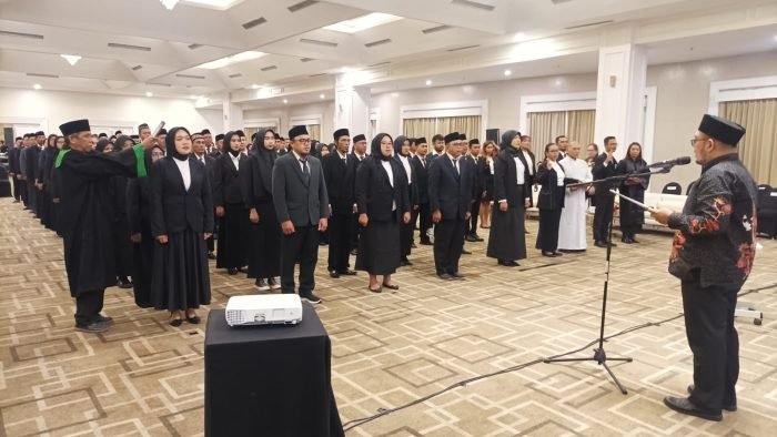 Pelantikan dan Pengambilan Sumpah Janji Anggota PPS pada Pemilihan Gubernur dan Wakil Gubernur, Wali Kota dan Wakil Wali Kota Balikpapan Tahun 2024, di Ballroom Jatra Hotel Balikpapan, pada hari Minggu (26/5/2024). Foto: BorneoFlash/Niken Sulastri