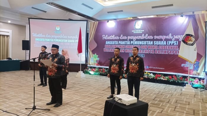 Ketua KPU Kota Balikpapan Prakoso Yudho Lelono Saat Melantik dan Pengambilan Sumpah Janji Anggota PPS pada Pemilihan Gubernur dan Wakil Gubernur, Wali Kota dan Wakil Wali Kota Balikpapan Tahun 2024, di Ballroom Jatra Hotel Balikpapan, pada hari Minggu (26/5/2024). Foto: BorneoFlash/Niken Sulastri