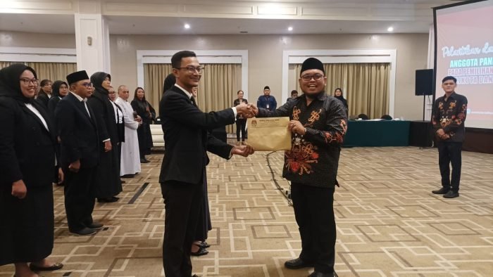 Ketua KPU Kota Balikpapan Prakoso Yudho Lelono Serahkan Berita Acara Usai Melantik dan Pengambilan Sumpah Janji Anggota PPS, di Ballroom Jatra Hotel Balikpapan, pada hari Minggu (26/5/2024). Foto: BorneoFlash/Niken Sulastri