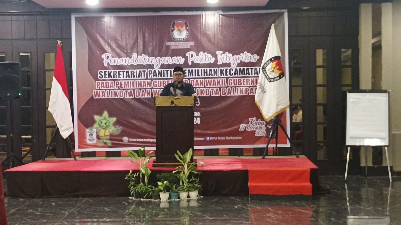 Ketua KPU Kota Balikpapan, Prakoso Yudho Lelono Saat Penandatanganan Pakta Integritas Sekretariat PPK dalam Pemilihan Gubernur dan Wakil Gubernur, Wali Kota dan Wakil Wali Kota Kota Balikpapan Tahun 2024, Provinsi Kaltim, digelar di Amethyst Room Grand Tjokro Hotel Balikpapan, pada hari Rabu (22/5/2024). Foto: BorneoFlash/Niken Sulastri
