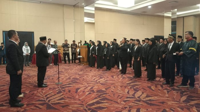 Ketua Komisi Pemilihan Umum (KPU) Kota Balikpapan, Prakoso Yudho Lelono melantik 30 orang sebagai PPK, di Ballroom Platinum Hotel Balikpapan, pada hari Kamis (16/5/2024). Foto: BorneoFlash/Niken Sulastri