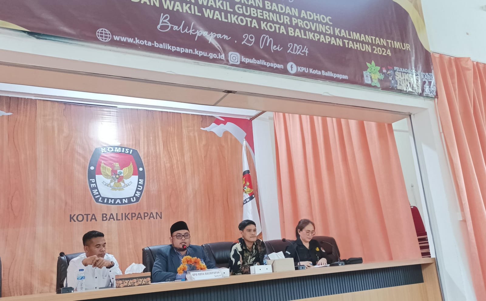 (ki-ka) Komisioner KPU Balikpapan, Ketua KPU Balikpapan, Prakoso Yudho Lelono; Komisioner KPU dan Sekretaris KPU Balikpapan, pada saat Konferensi Pers Tahapan Pembentukan Badan AdHoc, pada Pemilihan  Gubernur dan Wakil Gubernur, Wali Kota dan Wakil Wali Kota Balikpapan Tahun 2024, di Aula Kantor KPU Balikpapan, pada hari Rabu (29/5/2024) sore. Foto: BorneoFlash/Niken Sulastri