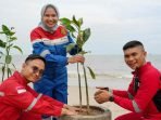 PT Kilang Pertamina Balikpapan (KPB) merayakan HUT yang ke-5 dengan menanam 550 bibit mangrove dan membagikan 50 gerobak sampah kepada warga Balikpapan dan PPU. Foto: HO/PT KPB