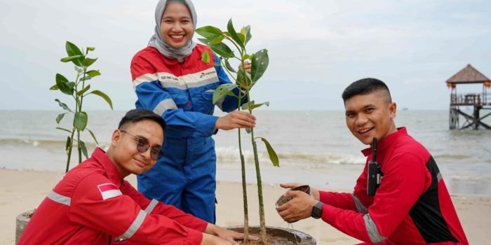 PT Kilang Pertamina Balikpapan (KPB) merayakan HUT yang ke-5 dengan menanam 550 bibit mangrove dan membagikan 50 gerobak sampah kepada warga Balikpapan dan PPU. Foto: HO/PT KPB