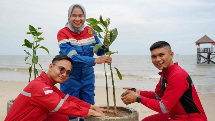 PT Kilang Pertamina Balikpapan (KPB) merayakan HUT yang ke-5 dengan menanam 550 bibit mangrove dan membagikan 50 gerobak sampah kepada warga Balikpapan dan PPU. Foto: HO/PT KPB