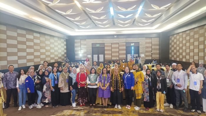 Para pelaku pariwisata dan ekonomi kreatif saat mengikuti Bimbingan Teknis Strategi Komunikasi Pengembangan Pemasaran Pariwisata dan Ekonomi Kreatif Melalui Penguatan Public Speaking, yang berlangsung di Swiss Belhotel Balikpapan, pada hari Rabu (22/5/2024). Foto: BorneoFlash/Niken Sulastri