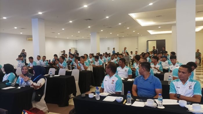Para peserta pelatihan fisik dasar di di Horison Ultima Hotel Balikpapan, pada hari Kamis (9/5/2024). Foto: BorneoFlash/Niken Sulastri