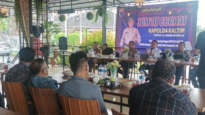 Pelaksanaan Jum'at Curhat Polda Kaltim di di Kedai Akbar Kelurahan Gunung Bahagia Kecamatan Balikpapan Selatan, pada hari Jumat (17/5/2024). Foto: BorneoFlash/Niken Sulastri