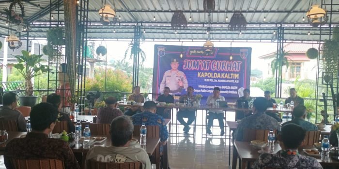 Pelaksanaan Jum'at Curhat Polda Kaltim di di Kedai Akbar Kelurahan Gunung Bahagia Kecamatan Balikpapan Selatan, pada hari Jumat (17/5/2024). Foto: BorneoFlash/Niken Sulastri