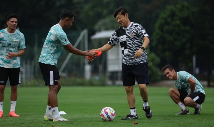 Pelatih timnas Indonesia, Shin Tae-yong saat Pimpin Latihan perdana di Lapangan A dan B Senayan, Jakarta, Selasa (28/5/2024). Foto: HO/pssi.org