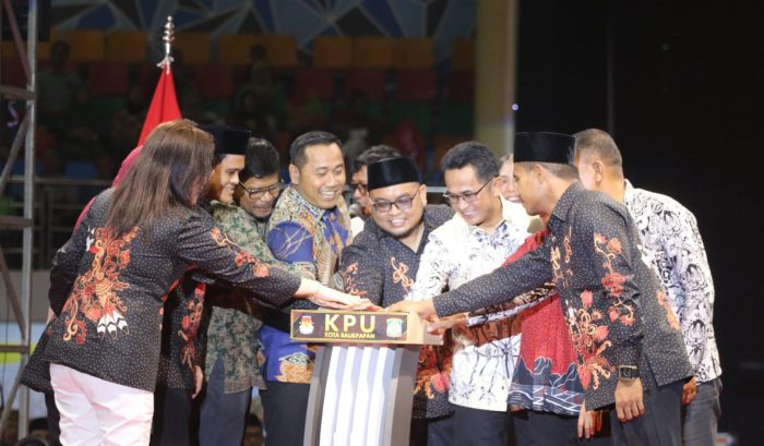 Peluncuran dan sosialisasi tahapan Pemilihan Kepala Daerah (Pilkada) 2024, yang ditandai dengan penekanan sirine, di Balikpapan Sport Convention Center (BSCC)/Dome Balikpapan, Sabtu (4/5/2024) Malam. Foto: BorneoFlash/Niken Sulastri