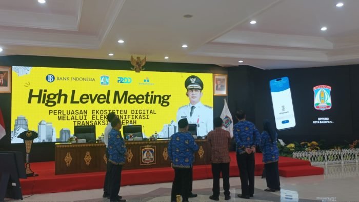 Pemkot Balikpapan Melaunching e-Tiket Pajak Hiburan dan e-Payment Pajak Daerah, saat pelaksanaan kegiatan High Level Meeting Tim Percepatan dan Perluasan Digitalisasi Daerah (TPPDD), di Auditorium Balai Kota Balikpapan, pada hari Senin (20/5/2024). Foto: BorneoFlash/Niken Sulastri