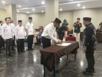 Penandatanganan Pakta Integritas Sekretariat PPK dalam Pemilihan Gubernur dan Wakil Gubernur, Wali Kota dan Wakil Wali Kota Kota Balikpapan Tahun 2024, Provinsi Kaltim, digelar di Amethyst Room Grand Tjokro Hotel Balikpapan, pada hari Rabu (22/5/2024). Foto: BorneoFlash/Niken Sulastri