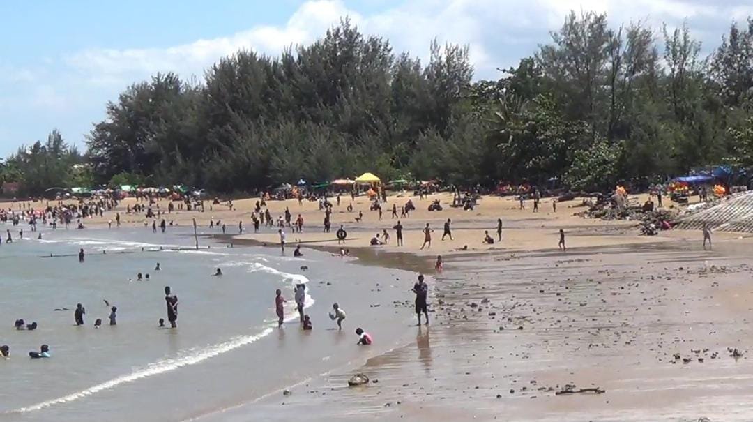 Pengunjung Pantai Manggar Segara Sari Balikpapan Diberlakukan Sistem e-Tiket Masuk. Foto: BorneoFlash/DOK